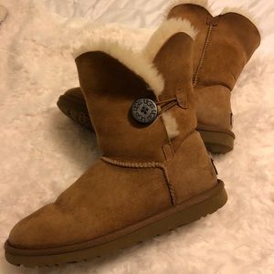 UGGS Bailey Button SZ 7